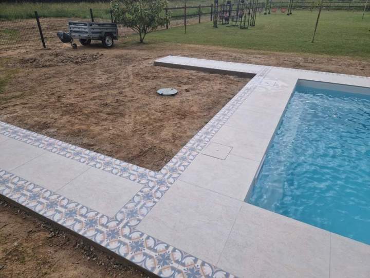 Plage de piscine en carrelage Cérans-Foulletourte