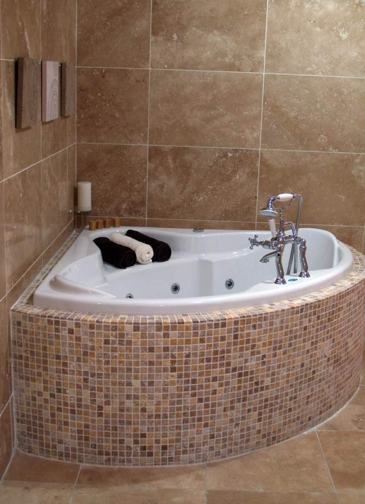 Carrelage mural et baignoire en mosaïque Cérans-Foulletourte